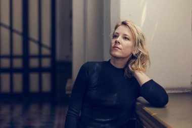 Kilisede oturan kadın 