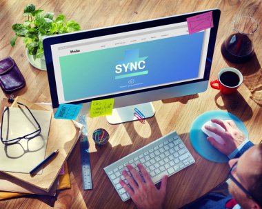 Bilgisayar kullanan adam