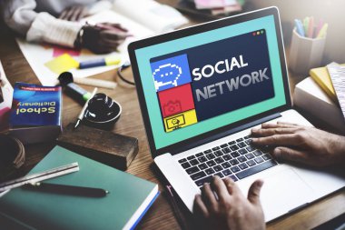 Dizüstü bilgisayar kullanan iş adamı