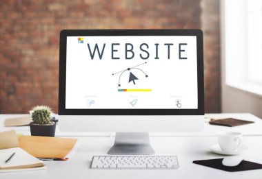 ekranda metin olan dizüstü bilgisayar