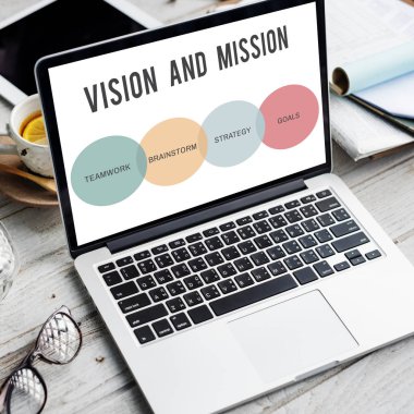 ekranda metin olan dizüstü bilgisayar