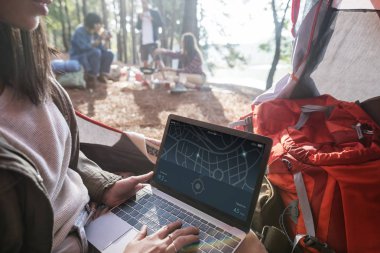 Dizüstü bilgisayar kullanan kadın