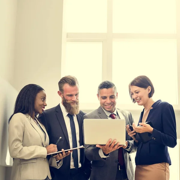 Geschäftsteam arbeitet zusammen — Stockfoto