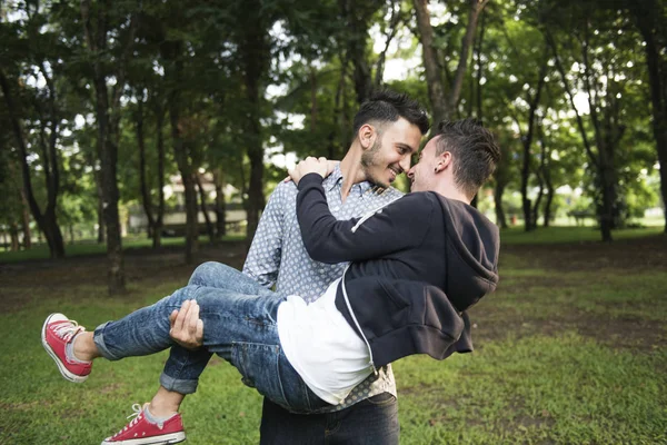 Gay casal ao ar livre — Fotografia de Stock