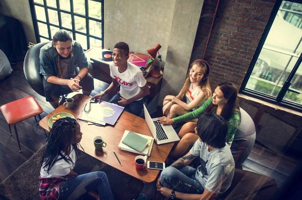 Adolescentes amigos pasar el rato — Foto de Stock