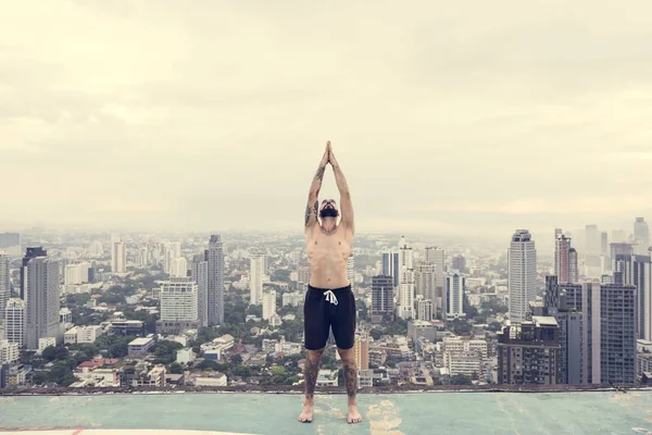 Homem praticar Yoga no telhado — Fotografia de Stock