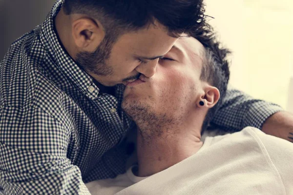正在接吻的同性恋情侣 — 图库照片