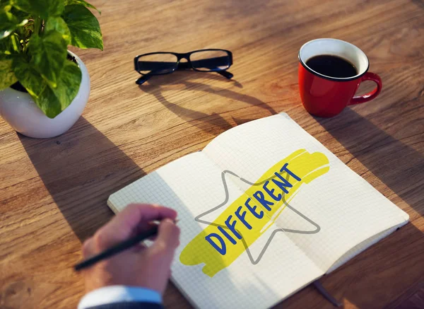 Homem escrevendo notas no caderno — Fotografia de Stock