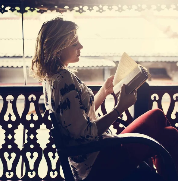 Wanita membaca buku — Stok Foto