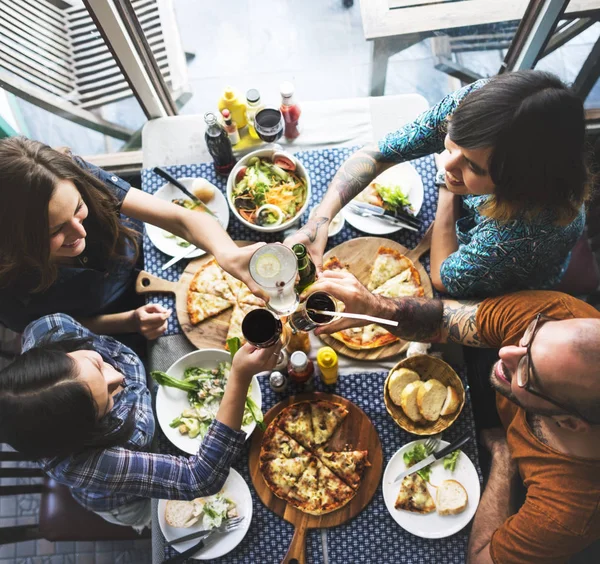 Freunde essen Pizza auf Party — Stockfoto