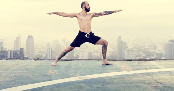 Man praktijk Yoga op dak — Stockfoto