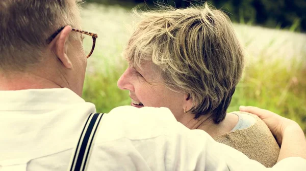 Літня старша пара в любові — стокове фото