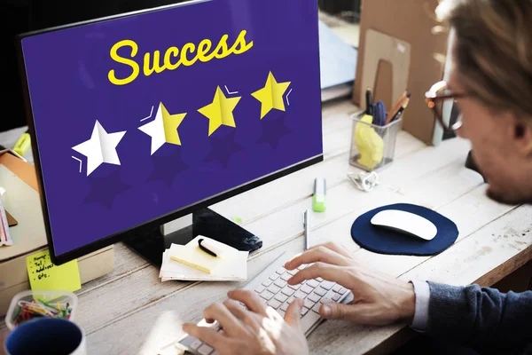 Bilgisayar klavyesinde yazan iş adamı