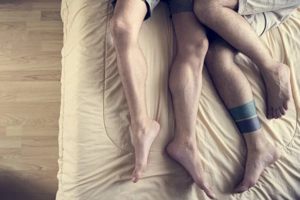 Homosexuální pár v posteli — Stock fotografie