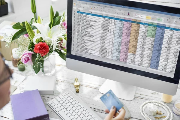 Frau arbeitet mit Computer — Stockfoto