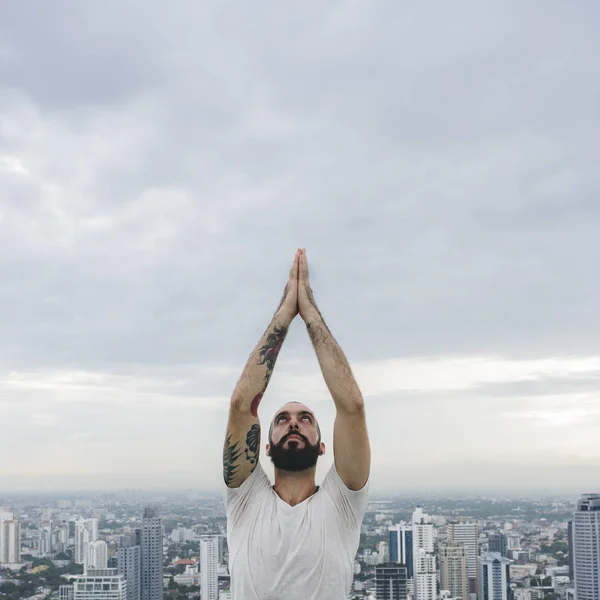 Homem praticar Yoga no telhado — Fotografia de Stock