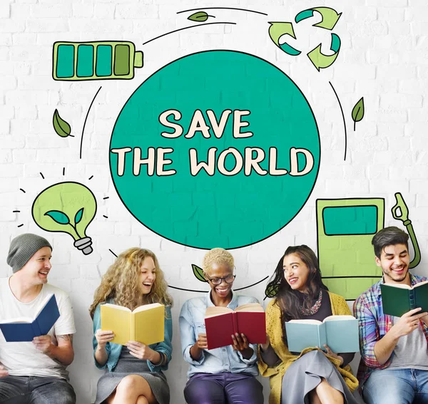 kitap tutan ve gülümseyen insanlar