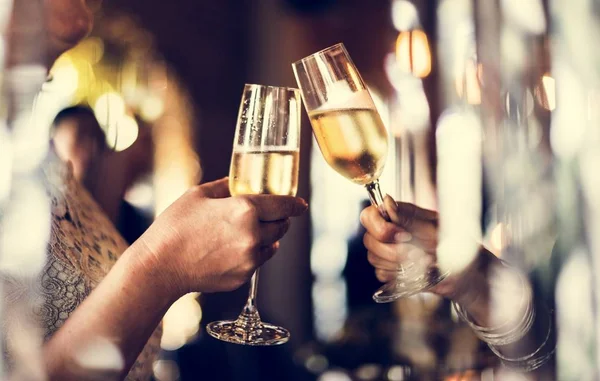 Människor firar och dricka champagne — Stockfoto