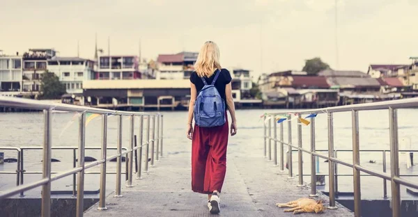 Femeia care explorează râul Dock — Fotografie, imagine de stoc