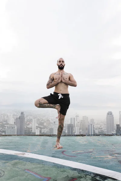 Людина практикує йогу на Rooftop — стокове фото