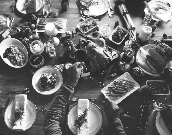 Сім'я за столом зі святковою вечерею — стокове фото