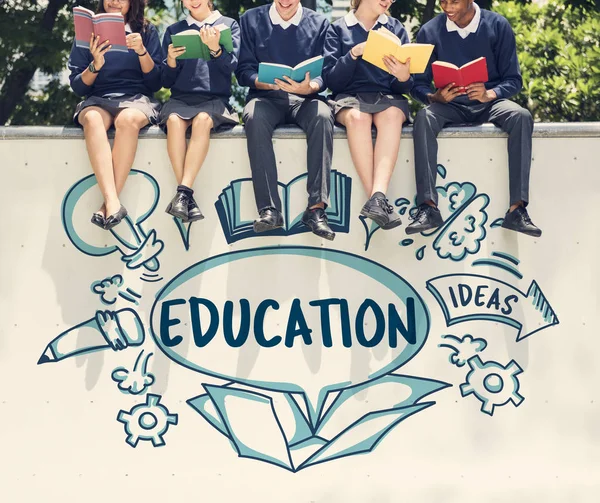 Çeşitli Öğrenciler üniversite üniformalı