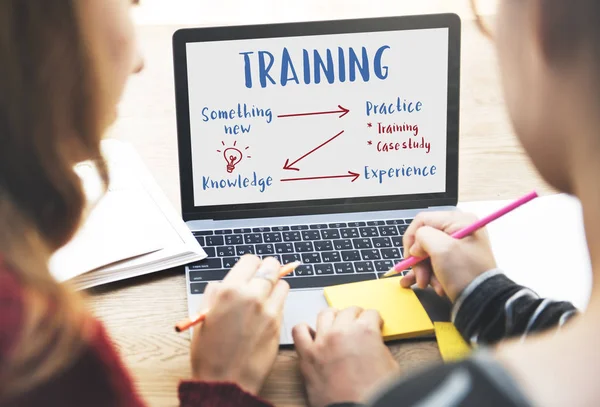 Meisjes werken met laptop — Stockfoto