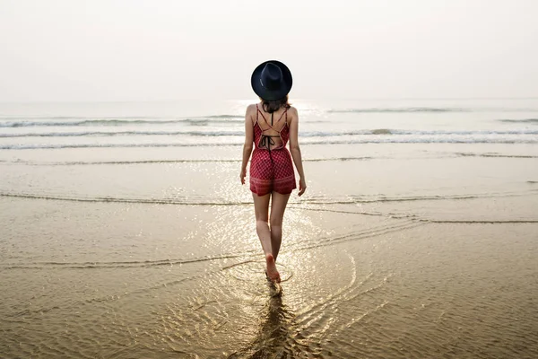 Mulher bonita na praia — Fotografia de Stock