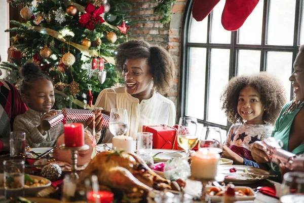 Famiglia a tavola con cena festiva — Foto Stock