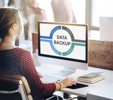 Bilgisayarda çalışan iş kadını