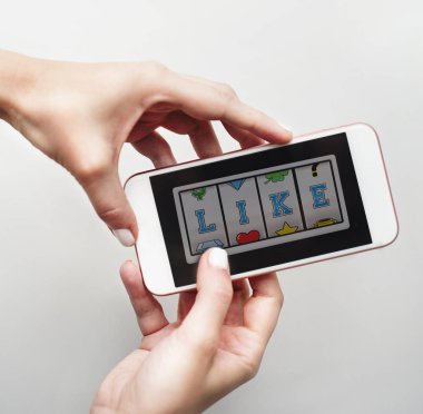 Cep telefonu ellerinde.