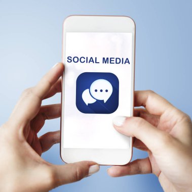 Cep telefonu ellerinde.