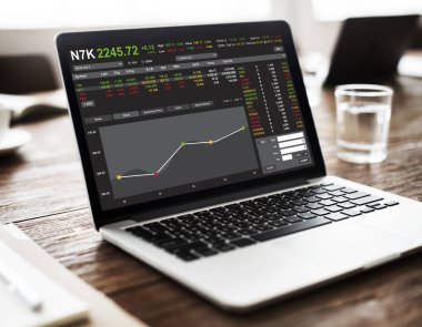 Tablo kavramı üstünde laptop  
