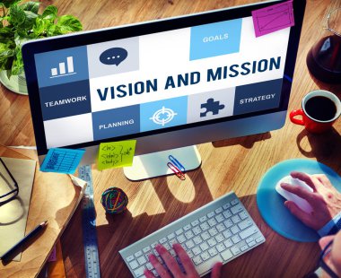 Bilgisayar kullanan adam