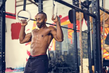 Spor salonunda sportif yakışıklı adam