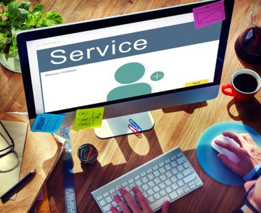 Bilgisayar kullanan adam