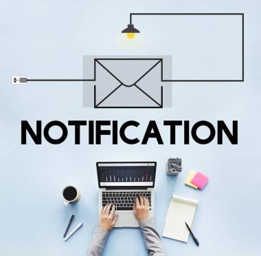 laptop ile çalışan kişi 