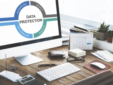 ekranda metin olan dizüstü bilgisayar