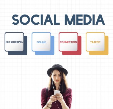 Akıllı telefon tarama şapkalı kadın