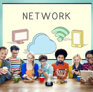 Dijital aygıtlar kullanan insanlar