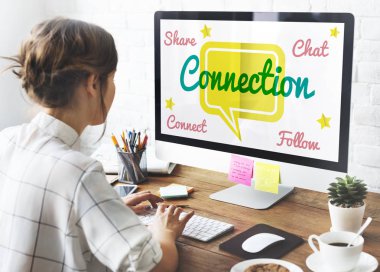 Studio bilgisayarla çalışma kız