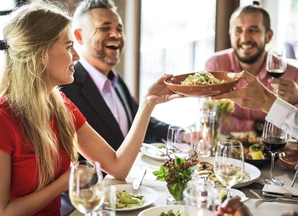 Les gens ensemble au dîner Concept — Photo