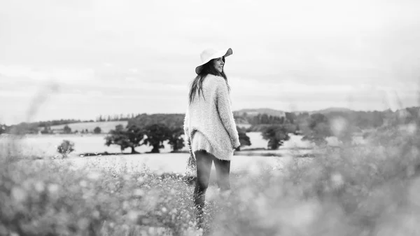 Mulher em pé no campo — Fotografia de Stock