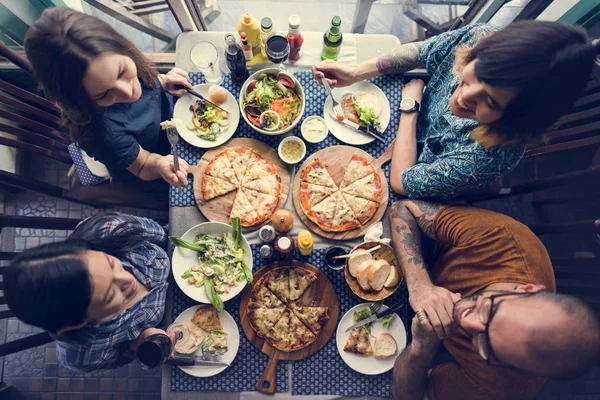 Freunde essen Pizza auf Party — Stockfoto