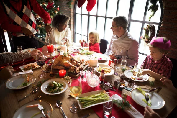 Família à mesa com um jantar festivo — Fotografia de Stock