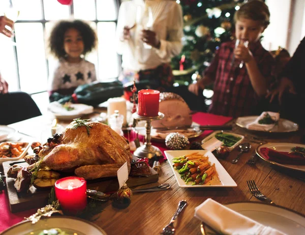 Família à mesa com um jantar festivo — Fotografia de Stock