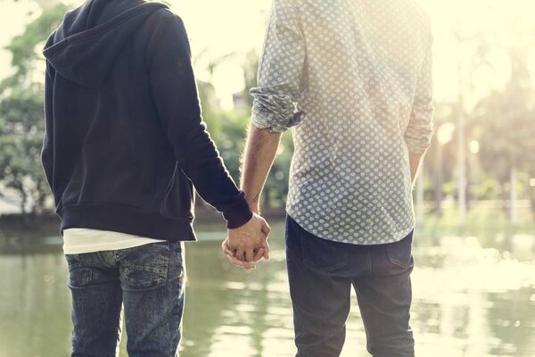 Геи держатся за руки