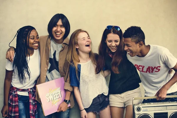 Diverse Teenager hängen herum — Stockfoto