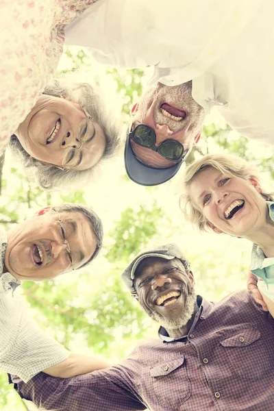 Senior vrienden hebben plezier in het park — Stockfoto