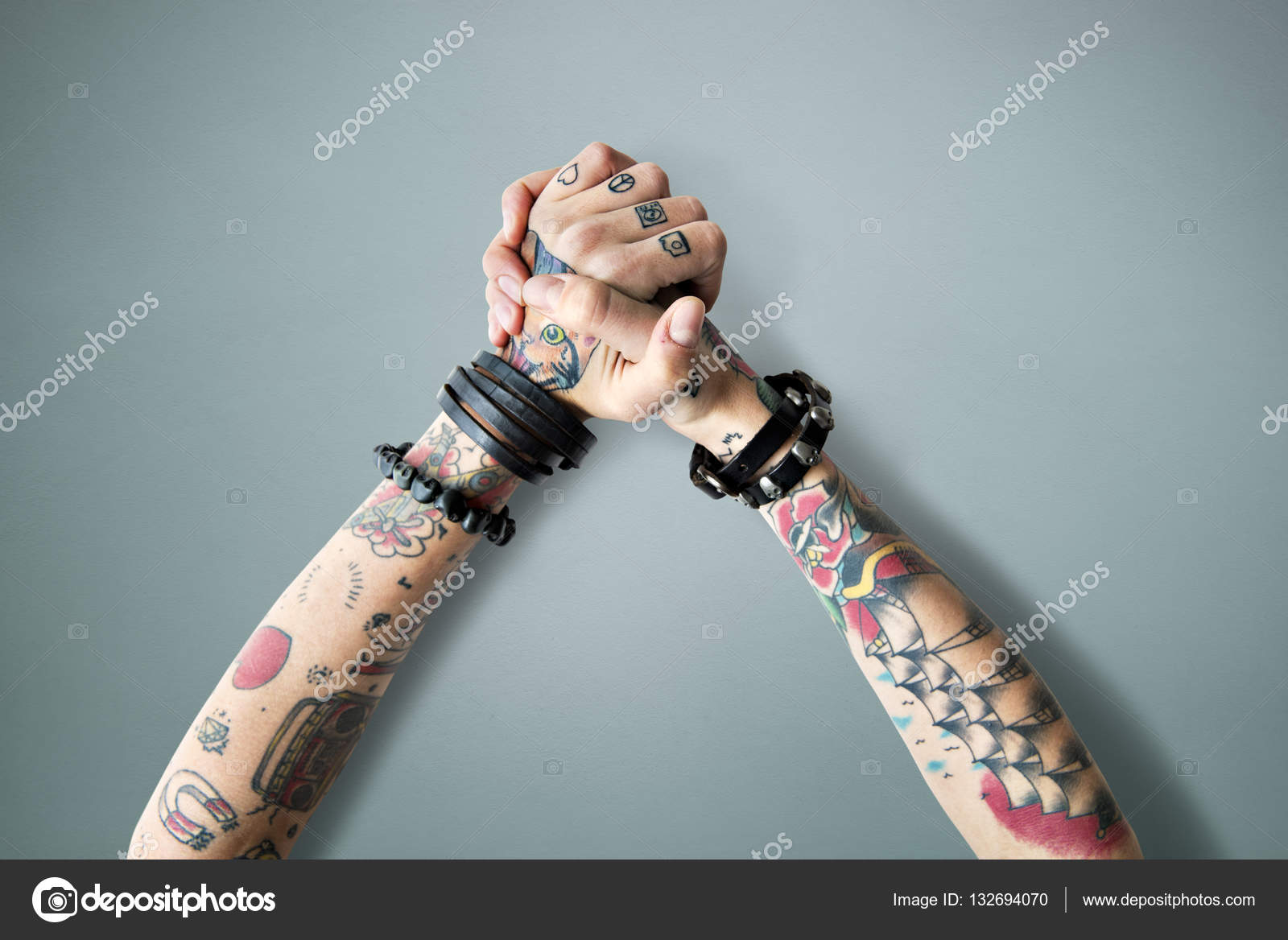 Mains De La Femme Dans Les Tatouages Photographie Rawpixel